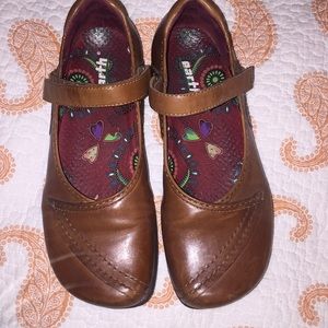 Women’s earth shoes brown Mary Jane leather 9